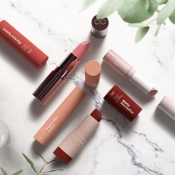 
                                                                
                                                            
                                                            Elegant, versatile and monomaterial: Quadpack’s new lipstick range